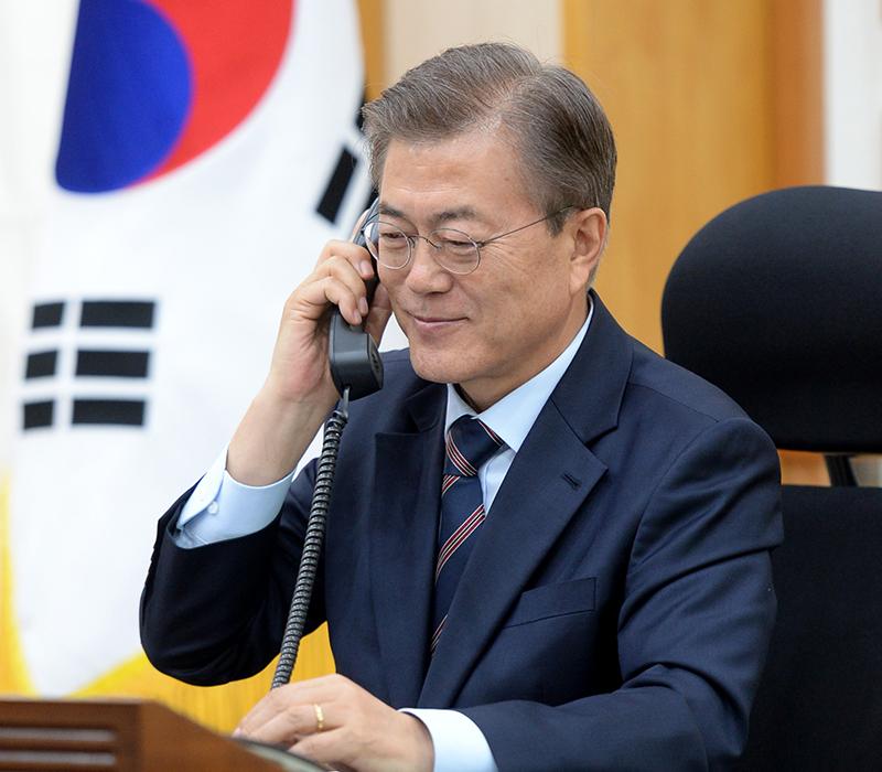 El 31 de marzo, el presidente Moon Jae-in mantiene una conversación telefónica con el primer ministro búlgaro, Boyko Borissov, sobre las respuestas al brote de COVID-19. La foto muestra al presidente Moon hablando por teléfono en mayo de 2017 con el entonces primer ministro australiano Malcolm Turnbull. | Yonhap News