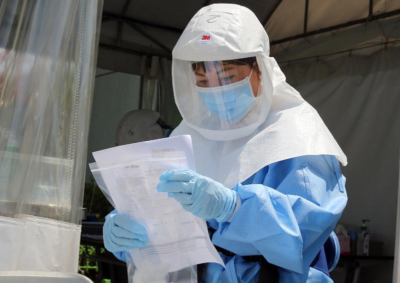 El 11 de junio, el Ministerio de Comercio, Industria y Energía anunció su plan para hacer de modelo de desinfección de Corea un estándar global. La foto muestra a un personal médico revisando el equipo para detectar el nuevo coronavirus. | Yonhap News