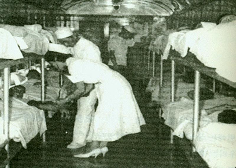 La Academia de Enfermería de las Fuerzas Armadas de Corea, el 6 de enero de 1951, creó el primer plan de estudios del país para enfermeras en un momento en que las enfermeras estaban en escasez absoluta. La primera generación de graduadas fue asignada tenientes del ejército y servieron para atender a los soldados heridos. La foto muestra a una enfermera que cuida a los heridos en un tren. | Academia de Enfermería de las Fuerzas Armadas de Corea