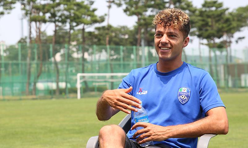 El delantero holandés Jerry van Ewijk del Cheonan City FC de la Liga K3 el 22 de junio habla en una entrevista sobre la vida en Corea en el Centro de Fútbol de Cheonan en la ciudad de Cheonan, provincia de Chungcheongnam-do. | Kim Young Deok