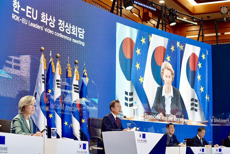 El presidente Moon Jae-in, el 30 de junio, celebra una cumbre a través de videoconferencia con el presidente del Consejo Europeo, Charles Michel, y la presidenta de la Comisión Europea, Ursula von der Leyen, en Cheong Wa Dae. | Yonhap News