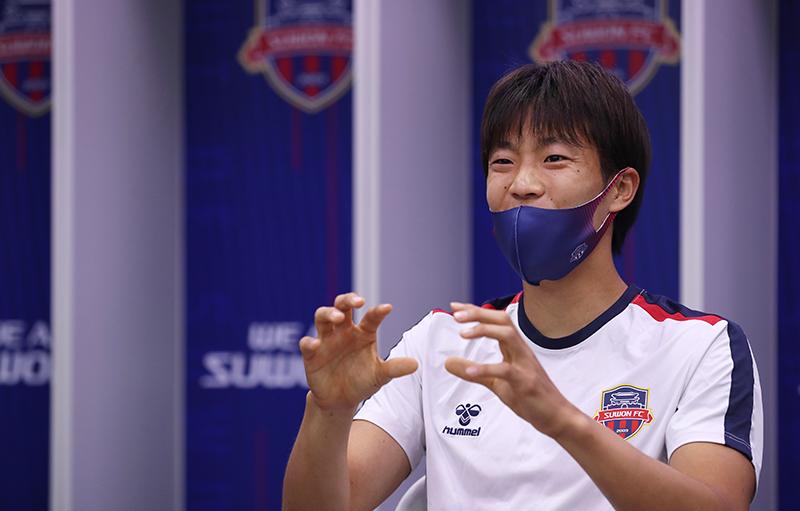 El delantero japonés Masatoshi Ishida es miembro del Suwon FC, un equipo de la Liga K2 con sede en Suwon, provincia de Gyeonggi-do. En una entrevista el 25 de junio con Korea.net en el Complejo Deportivo Suwon, describió cómo la vida en Corea para él este año es diferente a la del año pasado al decir: 
