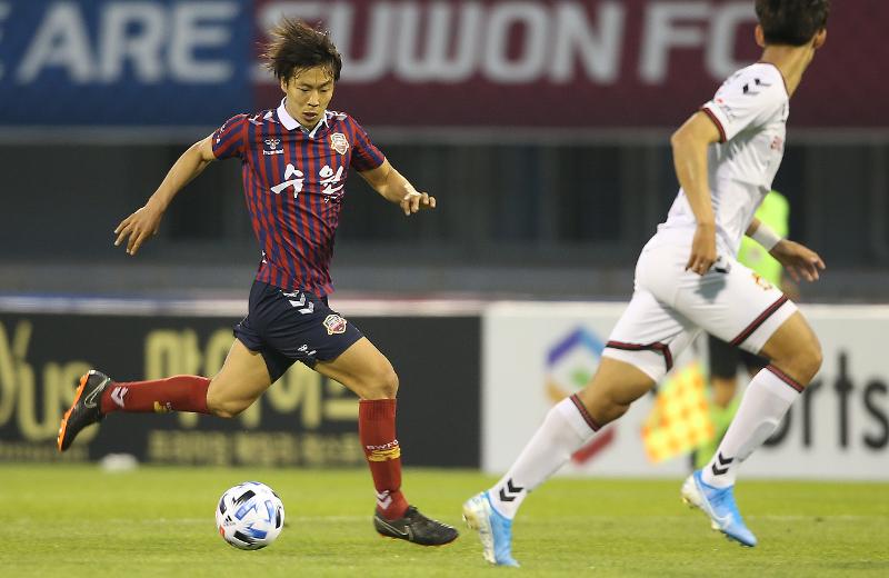 El delantero Masatoshi Ishida del Suwon FC el 27 de mayo corre hacia la meta en el cuarta ronda de la temporada 2020 en el Complejo Deportivo Suwon. | Suwon FC