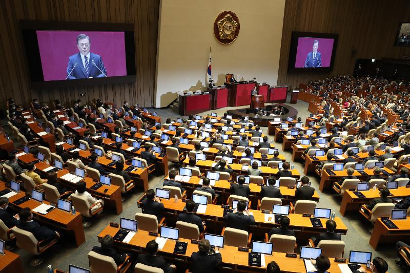 El presidente Moon Jae-in pronuncia un discurso en la ceremonia de inauguración de la 21ª Asamblea Nacional llevada a cabo el 16 de julio en Seúl. | Yonhap News