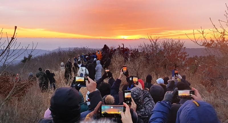 El pico en la montaña Tohamsan en la ciudad de Gyeongju, provincia de Gyeongsangbuk-do, atrae a los visitantes por su vista del amanecer.