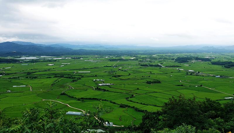 La vista desde la cima de la montaña Soisan en el condado de Cherwon-gun, provincia de Gangwon-do. Más alla de la llanura y la ZDM empieza el territorio de Corea del Norte. | Xu Aiying