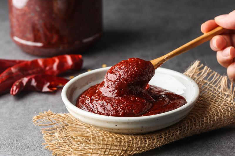 Las exportaciones de gochujang (salsa de pimiento rojo) han visto un gran aumento en medio del creciente interés de los consumidores por la cocina coreana gracias a la popularidad de los contenidos culturales sobre Corea.
