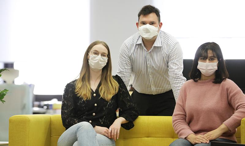 (De izquierda a derecha) Elena Kubitzki, Elías Molina y Sarah Oqelee posan para una foto el 8 de octubre después de hablar sobre el idioma coreano y el hangeul en el estudio de Korea.net, ubicado en el distrito Jongno-gu en Seúl.