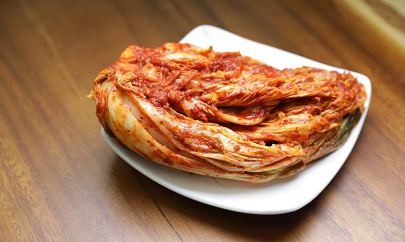 El kimchi es salado y picante, crujiente y fresco. Su ADN es 100 por ciento vegetal y su técnica de elaboración es la lacto fermentación, por eso luce curtido. | Korea.net DB