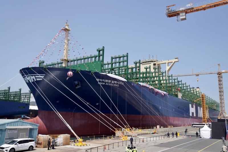 El buque portacontenedores más grande del mundo el Algeciras, un buque fabricado con tecnología coreana está atracado el 23 de abril del año pasado en el astillero Okpo Shipyard en Geoje, provincia de Gyeongsangnam-do. | Yonhap News
