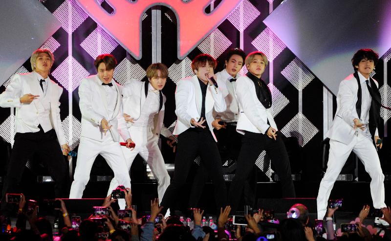 La megaestrella de K-pop BTS se presenta el 6 de diciembre de 2019 en el concierto KIIS-FM Jingle Ball en Inglewood, California. | Yonhap News 