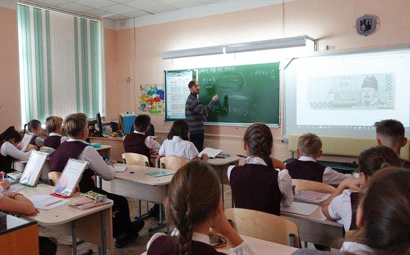 Según el Ministerio de Educación, unos 160.000 personas de 1.699 escuelas en un total de 39 países aprendieron el idioma coreano el año pasado. La foto tomada el 6 de octubre del año pasado muestra una clase de coreano dada en la Escuela N° 28 en Vladivostok, Rusia. | Yonhap News