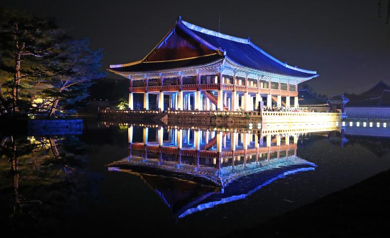 El recorrido por el palacio Gyeongbokgung en el centro de Seúl será disponible a partir del 1 de abril hasta el 31 de mayo. La foto tomada muestra una actuación musical realizada el pabellón Gyeonghoeru en el palacio Gyeongbokgung en abril de 2018. 