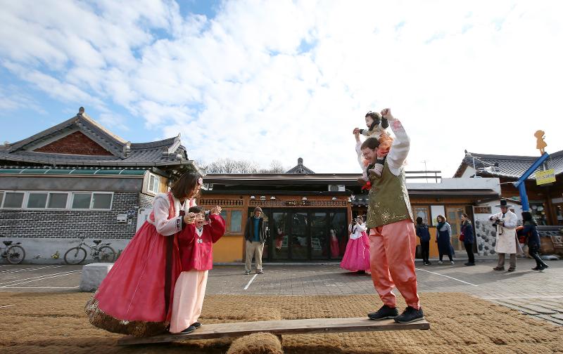 Neolttwigi </span>(널뛰기) consiste en una tabla de madera larga y estrecha, la cual era colocada sobre una bolsa o manojo de paja. | Korea.net DB