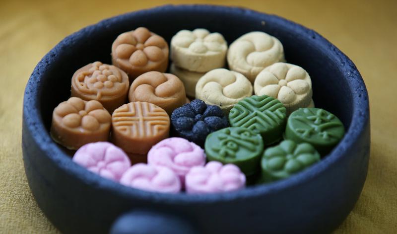 Entre muchos tipos de hangwa se puede encontrar el dasik que se elabora presionando polvo de miel, la harina de arroz, polen de pino, sésamo negro, castaña y soja en un molde decorativo. | Korea.net DB