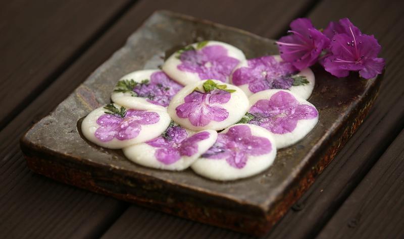 Jindallae hwajeon es un tipo de panqueque coreano hecho con harina de arroz glutinoso y azúcar o miel y decorado con pétalos de jindallae, la flor de azalea. | Korea.net DB
