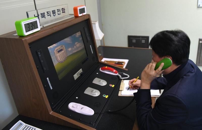  Las dos Coreas decidieron restaurar la red de telecomunicaciones intercoreana a partir de las 10 a.m. del 27 de julio, según informó el secretario presidencial de relaciones públicas, Park Soo-hyun, en una rueda de prensa el mismo día. La foto muestra a un oficial de enlace de Corea del Sur el 3 de enero de 2018, revisando el teléfono en la oficina de enlace en el Área de Seguridad Conjunta de en la aldea de tregua Panmunjeom. | Agencia de Noticias Yonhap