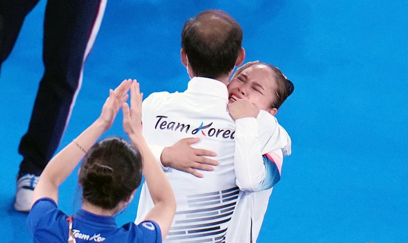 Artistic gymnast Yeo Seo-jeong on Aug. 1 hugs her coach Lee Jung-sik 