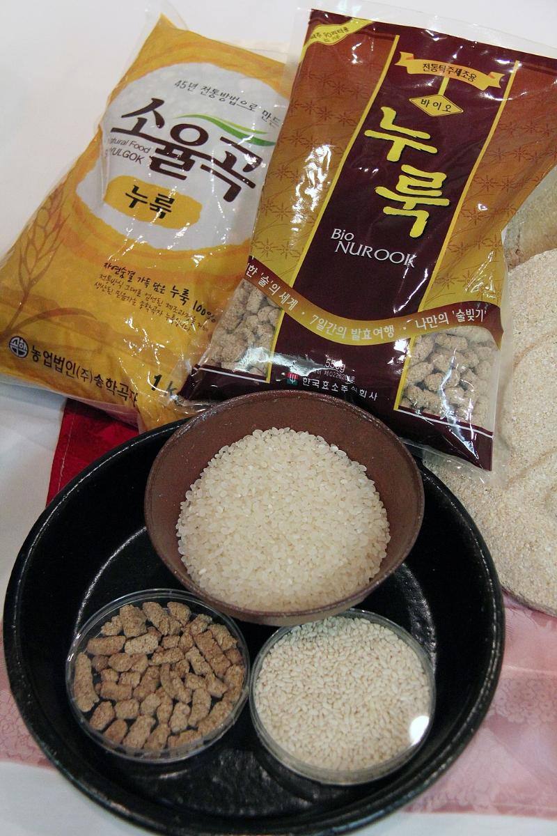 El makgeolli se elabora a base de tres sencillos ingredientes que son arroz, agua y nuruk (abajo a la izquierda), un iniciador de fermentación que se utiliza en diversas bebidas alcohólicas coreanas. | Wikimedia Commons