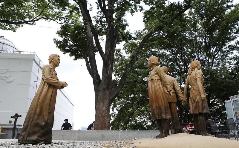 Desde el año 2018 ha sido conmemorado el Día Internacional de Conmemoración de las Mujeres de Consuelo el 14 de agosto de cada año por el Gobierno surcoreano. La foto muestra las estatuas erigidas para honrar la memoria de las víctimas de la esclavitud sexual instaladas en el monte Namsan, ubicado en el distrito de Yongsan-gu en Seúl. | Korea.net DB