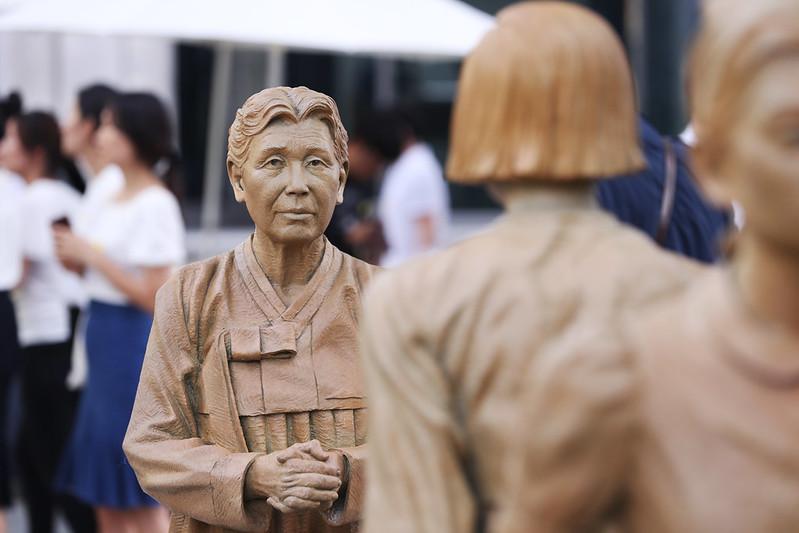 En la foto se ve la estatua de Kim Hak-soon, quien fue la primera mujer coreana en dar un testimonio sobre su vida como mujer de consuelo el 14 de agosto de 1991. Durante sus últimos años de vida, se dedicó al activismo y a pedir una disculpa por parte del Gobierno japonés así como el reconocimiento de los hechos en los libros de historia. | Korea.net DB