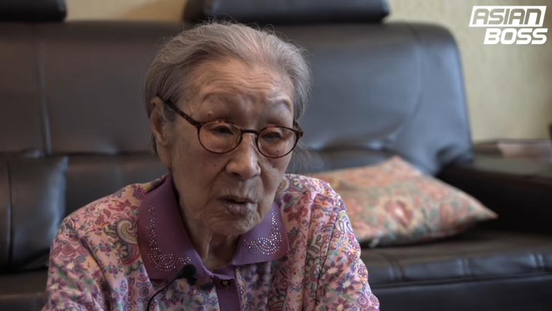 Kim Bok-dong, una mujer que luchó de manera pacífica hasta su último aliento por los derechos de las mujeres de consuelo, en la entrevista realizada en octubre del 2018 por el canal Asian Boss, narró que fue llevada a una estación de consuelo cuando tenía 14 años con la promesa de trabajar en una fábrica y no pudo regresar a Corea durante 8 años. | Captura de pantalla del canal Asian Boss en YouTube