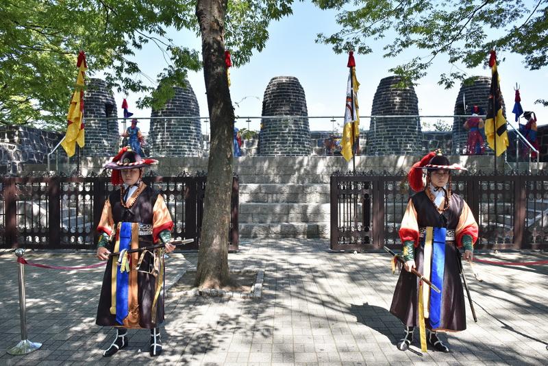 Hoy en día los bongsudae del Monte Namsan siguen siendo encendidos en una ceremonia representativa que muestra cómo funcionaban durante la dinastía Joseon. La ceremonia se lleva a cabo cada martes a domingo en un horario de 11:30 de la mañana a 12:30 del mediodía. | Organización de Turismo de Corea