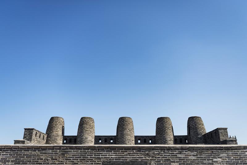 Los bongsudae son los monumentos tradicionales que se cree que fueron utilizados por entre 500 y 700 años hasta el año 1895 para vigilar desde las alturas si había algún tipo de peligro inminente por medio y enviar señales de humo a los guardias que resguardaban las puertas principales de la capital para que estaran preparados en caso de batalla y evacuación de ser necesario. | iClickart
