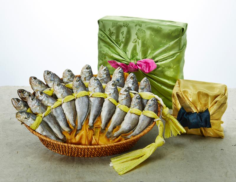 Gulbi, la corvina amarilla que se seca a la sombra, es uno de los pescados más populares tanto para los rituales como para los regalos.| iClickart