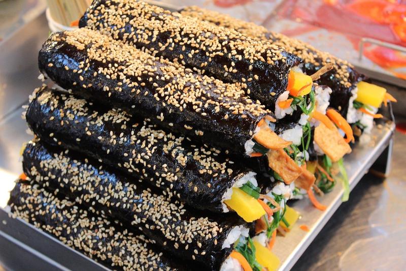 El alimento más popular en donde se usa alga seca llamada gim es el platillo muy conocido y delicioso gimbap, que se hace colocando arroz sobre una hoja de alga seca seguido de diferentes ingredientes | Pixabay