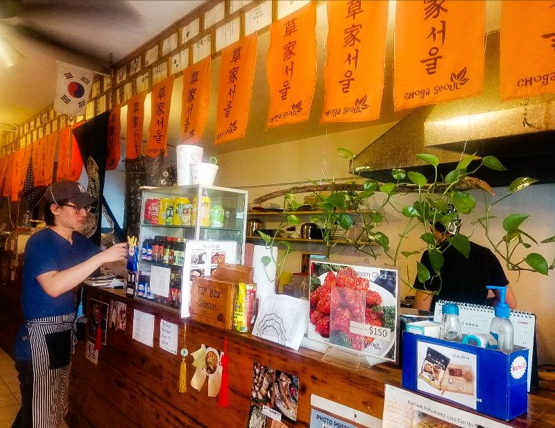 Vista interior del restaurante coreano Choga Seoul en la ciudad de Mérida, la capital y ciudad más poblada del estado de Yucatán que mantiene una relación estrecha con el país asiático por su historia sobre la inmigración coreana en 1905. | Yuliana Rosado Kin