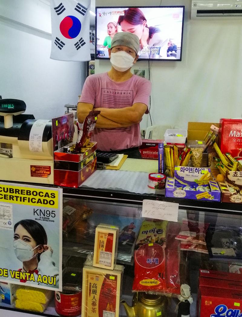 Según el propietario del restaurante Choga Seoul y Choga Mart Oh Jae-koo, también llamado David Oh, había mucha gente fanática de las series coreanas y la música coreana K-pop, pero entre todo, se interesaba especialmente en los ingredientes de la comida coreana y se hizo fácil el acercamiento con los ciudadanos de Mérida porque le han tratado muy bien. | Yuliana Rosado Kin
