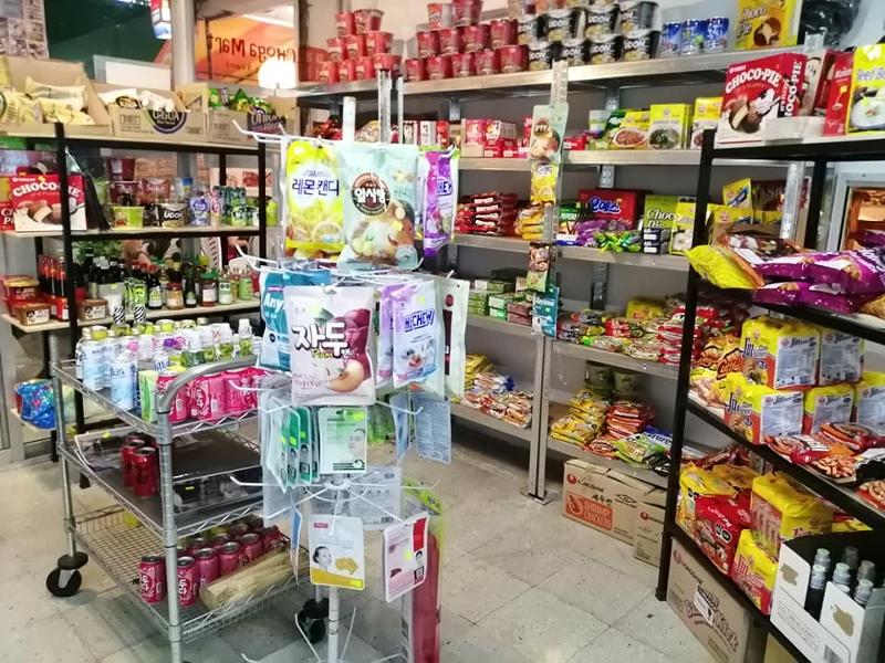 Vista interior de Choga Mart, en la que se pueden encontrar varios tipos de ramyeon y galletas como Choco pie de Corea | Yuliana Rosado Kin