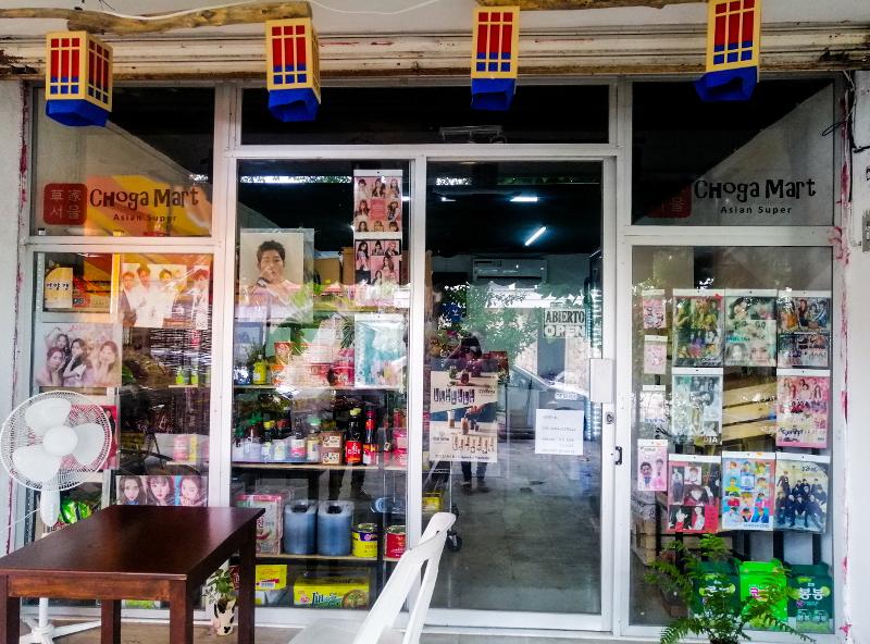 A medida que los residentes y los descendientes coreanos le preguntaban si puede traer ingredientes coreanos a Oh Jae-koo, decidió abrir Choga Mart, donde se venden varios productos coreanos incluidas las galletas y las bebidas. | Yuliana Rosado Kin