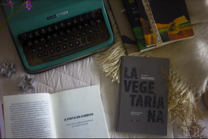 ‘La Vegetariana’ de Han Kang, y ‘A vista de cuervo’ de Yi Sang. Son dos ejemplares de literatura coreana en español. | Lucía Fernández Lucero, reportera honoraria de Argentina.