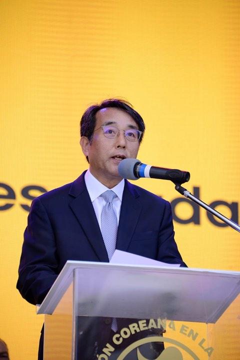 Jang Myung-soo, el embajador de la Embajada de la República de Corea en Argentina, durante su discurso de agradecimiento en el evento por el Día de Corea en Argentina celebrado en el año 2019.</p></div>