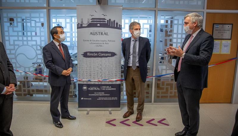 La foto muestra al embajador Jang Myung-soo junto a autoridades de la Universidad Austral en Argentina, durante la apertura del Rincón Coreano en dicha institución.