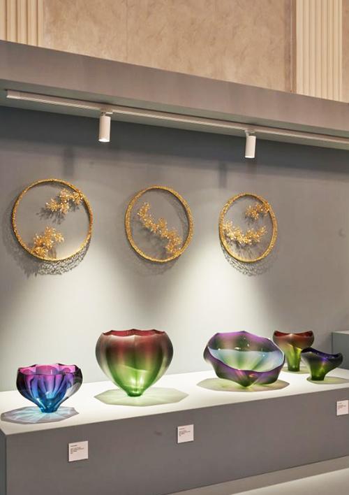  Una serie de obras en vidrio de Kim Joonyong exhibidos en la Exposición de Artesanía de Corea en Milán.
