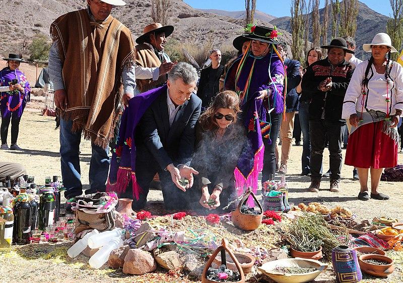 En la foto, se muestra al expresidente de Argentina, Mauricio Macri participando en la tradicional ceremonia de ofrenda a la Pachamama en 2019. | Wikimedia Commons
