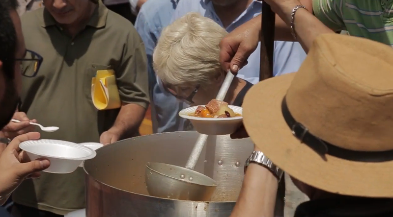 Según la tradición, el Jopará se consume cada 1 de octubre con la creencia de ahuyentar al Karaí Octubre, quien, en el imaginario nacional, representa a la miseria y a la escasez. En la foto, se muestra a gente compartiendo Jopára en el día de Karaí Octubre. | Captura de la pantalla del canal de 'DPHC Iguazú' en YouTube