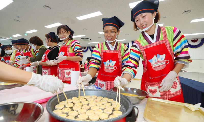 Un libro diseñado para ayudar a las familias multiculturales a adaptar sus vidas en Corea, 'Guía para vivir en Corea', se publicará en línea en 13 idiomas. La fotografía muestra a unas mujeres migrantes ​​que cocinan para las fiestas tradicionales coreanas en un evento cultural para familias multiculturales organizado por el Centro de Apoyo Familiar Multicultural Dalseogu en la ciudad de Daegu en septiembre del año pasado. | Agencia de Noticias Yonhap