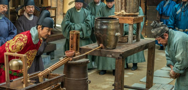 Es una escena en la que Jang Yeong-sil muestra el invento que desarrolló al rey Sejong el Grande. l Lotte Entertainment