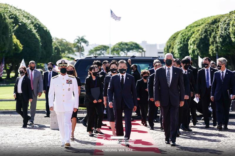 El presidente Moon Jae-in (centro) y la primera dama Kim Jung-sook (detrás de él), llegan al Cementerio Nacional Conmemorativo del Pacífico, también conocido como el Cementerio Punchbowl, el 22 de septiembre (hora local), en Hawái, Estados Unidos. 