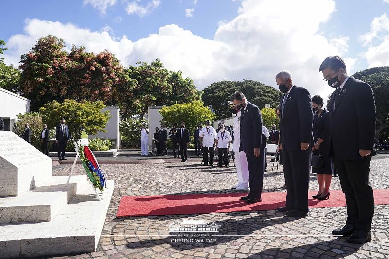 El presidente Moon Jae-in y la primera dama Kim Jung-sook rinden homenaje, el 22 de septiembre (hora local) en el Cementerio Nacional Conmemorativo del Pacífico, también conocido como el Cementerio Punchbowl, en Hawái, Estados Unidos. 