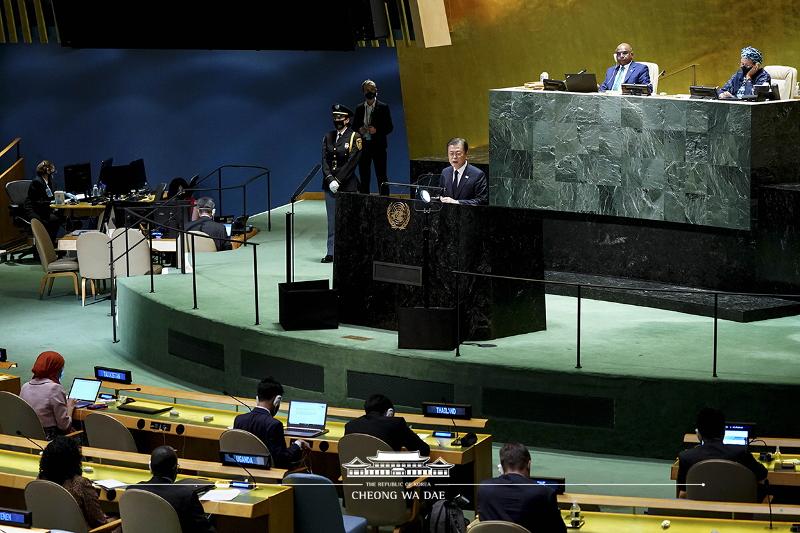 El presidente Moon Jae-in pronuncia un discurso en la 76ª Asamblea General de la ONU, el 21 de septiembre (hora local), en la sede de la organización, en Nueva York. Moon es el único presidente surcoreano que ha participado en todas las Asambleas Generales de la ONU durante su mandato y pronunciado discursos de apertura en cada una. 