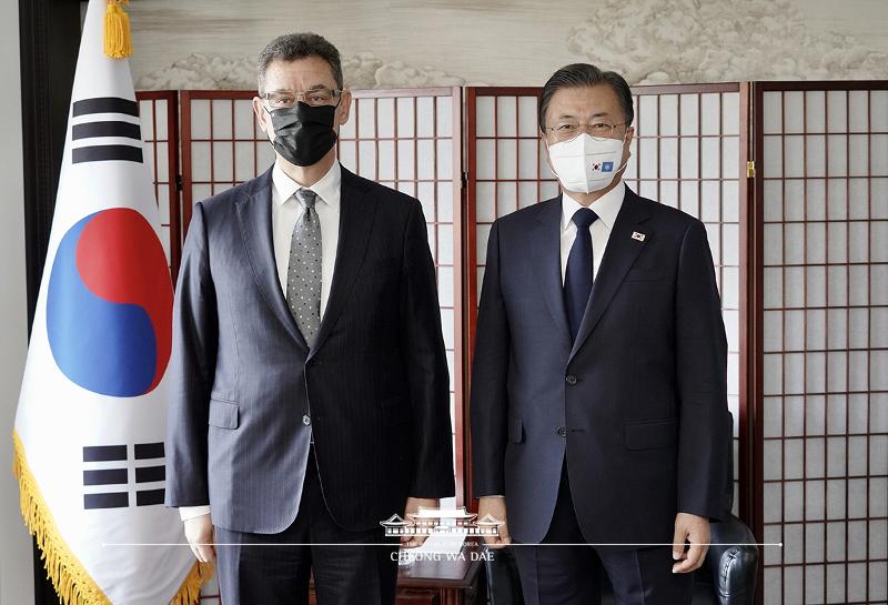 El presidente Moon Jae-in (dcha.), sostiene una reunión con el presidente y director ejecutivo de Pfizer Inc., Albert Bourla, el 21 de septiembre (hora local), en un hotel de Nueva York. El presidente Moon discutió los planes para comprar vacunas adicionales el próximo año con el presidente Bourla y solicitó el suministro temprano.