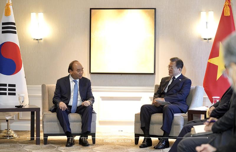 El presidente Moon Jae-in (dcha.), sostienen una reunión cumbre con su homólogo vietnamita, Nguyen Xuan Phuc, el 21 de septiembre (hora local), en Nueva York, al margen de la sesión de la Asamblea General de la ONU. El mismo día Moon anunció que 