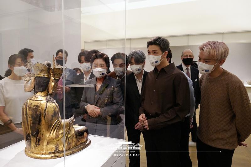 La primera dama Kim Jung-sook visita el 21 de septiembre (hora local) la sala coreana del Museo Metropolitano de Arte de Nueva York con la banda de K-pop BTS.