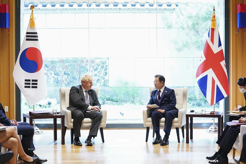 El presidente Moon Jae-in (dcha.), y el primer ministro del Reino Unido, Boris Johnson, conversan durante sus diálogos cumbre, el 20 de septiembre (hora local), en Nueva York, al margen de la 76ª Asamblea General de la ONU. Antes de la reunión, los dos Gobiernos anunciaron que Corea del Sur había firmado un acuerdo de ayuda mutua de vacunas en el que Corea recibiría las vacunas Pfizer del Reino Unido a principios de este mes y devolvería la misma cantidad de vacunas en diciembre.