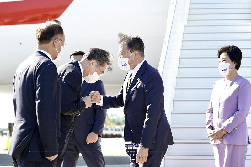 El presidente Moon Jae-in (segundo por la dcha.), intercambia saludos con funcionarios surcoreanos de alto rango en Estados Unidos, incluido el embajador surcoreano ante EE. UU., Lee Soo-hyuck, el 19 de septiembre (hora local), al llegar al Aeropuerto Internacional John F. Kennedy en Nueva York. 